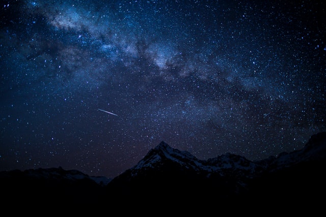 BAJO UNA PEQUEÑA ESTRELLA por Wislawa Szymborska